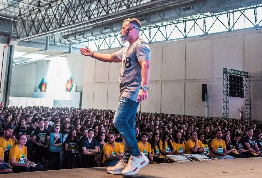 Aulão ao vivo do Curso Darlan Moutinho com plateia lotada